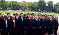 越南党和国家领导人上香缅怀历代英雄烈士并入陵瞻仰胡主席遗容