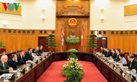 越南政府总理阮晋勇同英国首相卡梅伦举行会谈