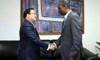 黄忠海副总理同莫桑比克德罗萨里奥举行会谈