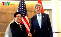 越南政府副总理兼外长范平明与美国国务卿克里举行会谈