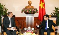 越南政府副总理兼外长范平明会见巴基斯坦外交部副部长