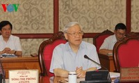 越共中央政治局与中央直属党委举行工作会议