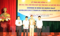 越南科学与教学组织向义安省优秀大中学生颁发瓦莱奖学金
