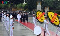 越南党和国家领导人入陵瞻仰胡志明主席遗容并缅怀英烈