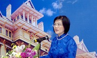 越南政府副总理兼外长范平明的夫人会见各国驻华大使夫人代表团
