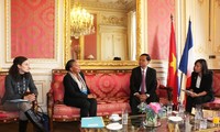 越南政府总监察长黄峰筝访问法国