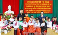 越南国家副主席阮氏缘向河江省贫困户和政策优抚家庭赠送礼物