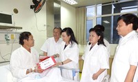 越南卫生部门装备移植手术专用车和直升机