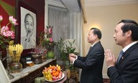 武文宁副总理看望越南驻英国大使馆工作人员