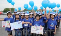 越南有关部门向海阳省小学生赠送头盔