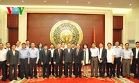 越南政府副总理阮春福看望越南驻华大使馆工作人员