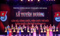越南有关部门表彰全国70名优秀青年干部职工