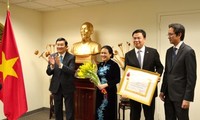 越南国家主席张晋创向越南常驻联合国代表团授予劳动勋章