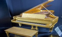 美国著名摇滚明星埃维斯•普里斯利的包金钢琴拍卖