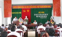 越南各地国会代表与选民接触