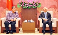 越南国会副主席汪朱刘会见印度尼西亚人民协商会议法律分析机构代表团