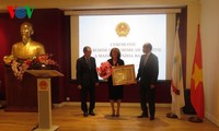向原法语国家国际组织亚太地区办事处主任授予友谊勋章