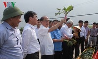 越南国会主席阮生雄与河静省选民接触