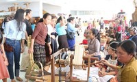 越南参加2015年老挝美术手工艺品博览会