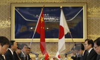 中国和日本同意促进双边关系改善