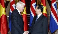越南政府总理阮晋勇会见冰岛总统格里姆松