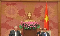 越南国会主席阮生雄会见欧洲议会代表团