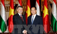 越南政府总理阮晋勇会见匈牙利国会主席克韦尔