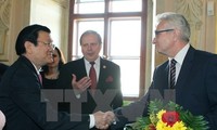 越南国家主席张晋创会见捷克议会参议院主席米兰•什捷赫