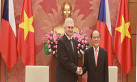 捷克议会参议院主席什捷赫正式访问越南