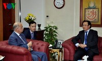 越共中央委员、中央对外部部长黄平君会见埃及总理谢里夫•伊斯梅尔