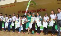 越南有关部门向少数民族学生颁发助学金