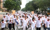“为人道携手”步行活动为贫困者募款