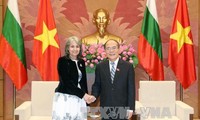 越南国会主席阮生雄和政府总理阮晋勇分别会见保加利亚副总统波波娃
