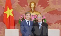 越南国会主席阮生雄会见老挝驻越大使通沙万