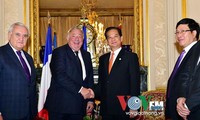 阮晋勇会见法国参议院议长拉尔歇和国民议会议长巴尔托洛内