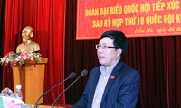  越南政府副总理范平明与广宁省选民进行接触