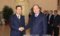 越南政府副总理阮春福与老挝政府副总理宋沙瓦•凌沙瓦举行会谈