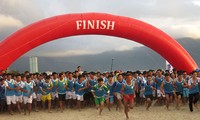  8000多名运动员参加“岘港海滩赤足”跑比赛