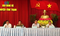 越共中央书记处常务书记黎鸿英与芹苴市选民接触