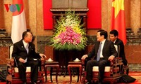  越南国家主席张晋创会见日本国会参议院议长山崎正昭