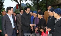 越南国家主席张晋创视察河江省社区旅游文化村
