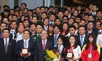 越南国会主席阮生雄会见出席越南第二次青年英才大会的代表