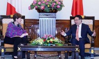 加拿大国际发展及法语部部长比博访问越南