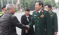 越南国防部部长冯光青大将会见中国老兵和专家代表团