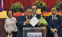 柬埔寨参议院主席赛宗对越南进行正式访问