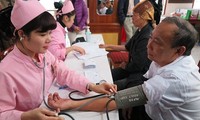 韩国医生代表团为越南病人免费看病