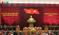 越共十一届十三中全会讨论党建问题和越共十二大议程