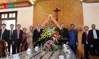 越南党和国家领导人向天主教和福音教教徒致以圣诞节祝贺