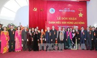 越南当代艺术剧院和河内友谊医院获授劳动英雄称号