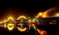 岘港市向游客提供免费艺术表演服务